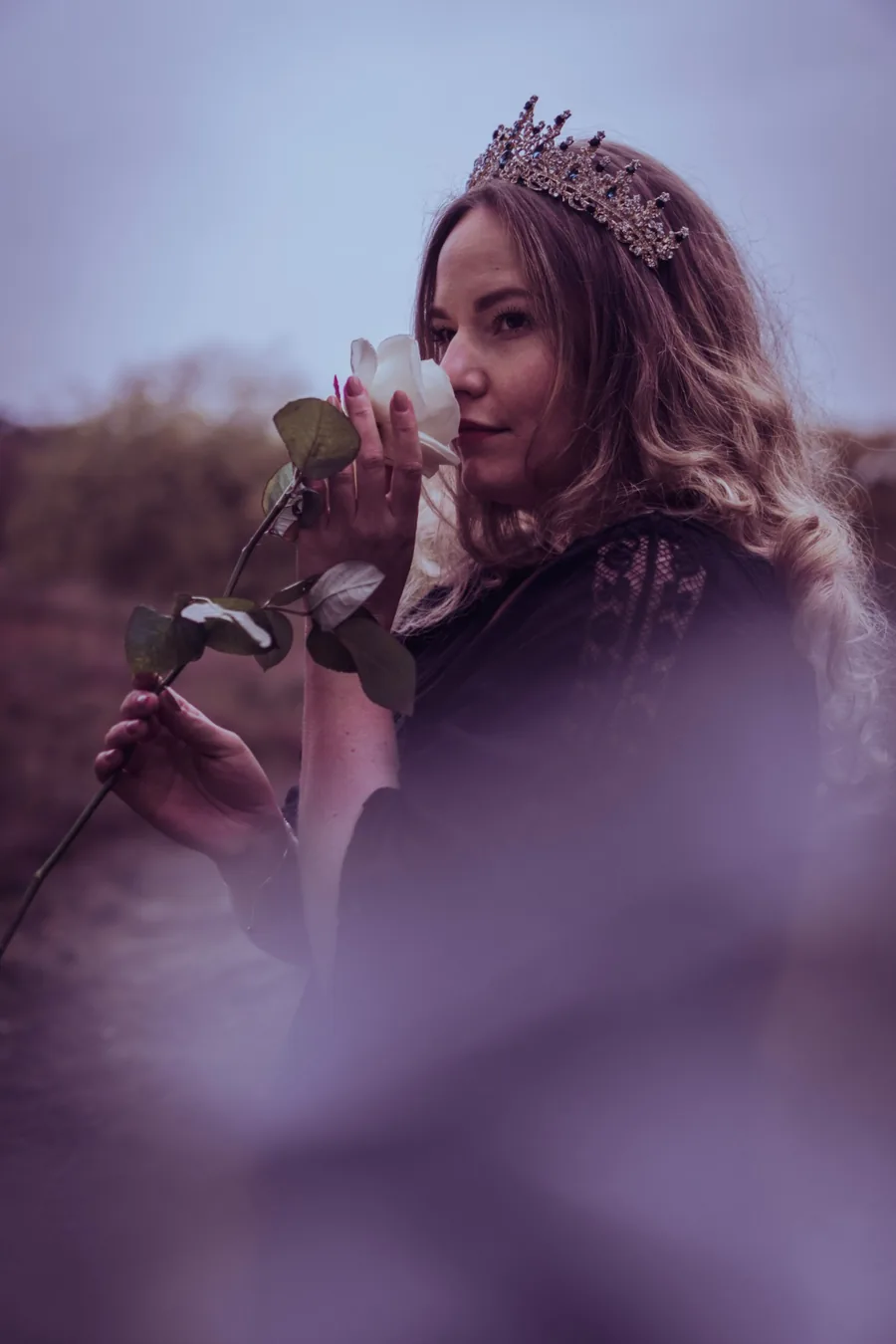 Corinna Kehl mit Krone und weißer Rose